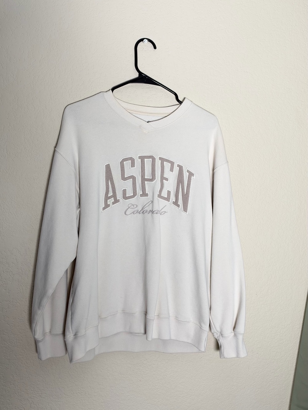 Hollister Cream V‑Neck Sweatshirt with Aspen Graphic